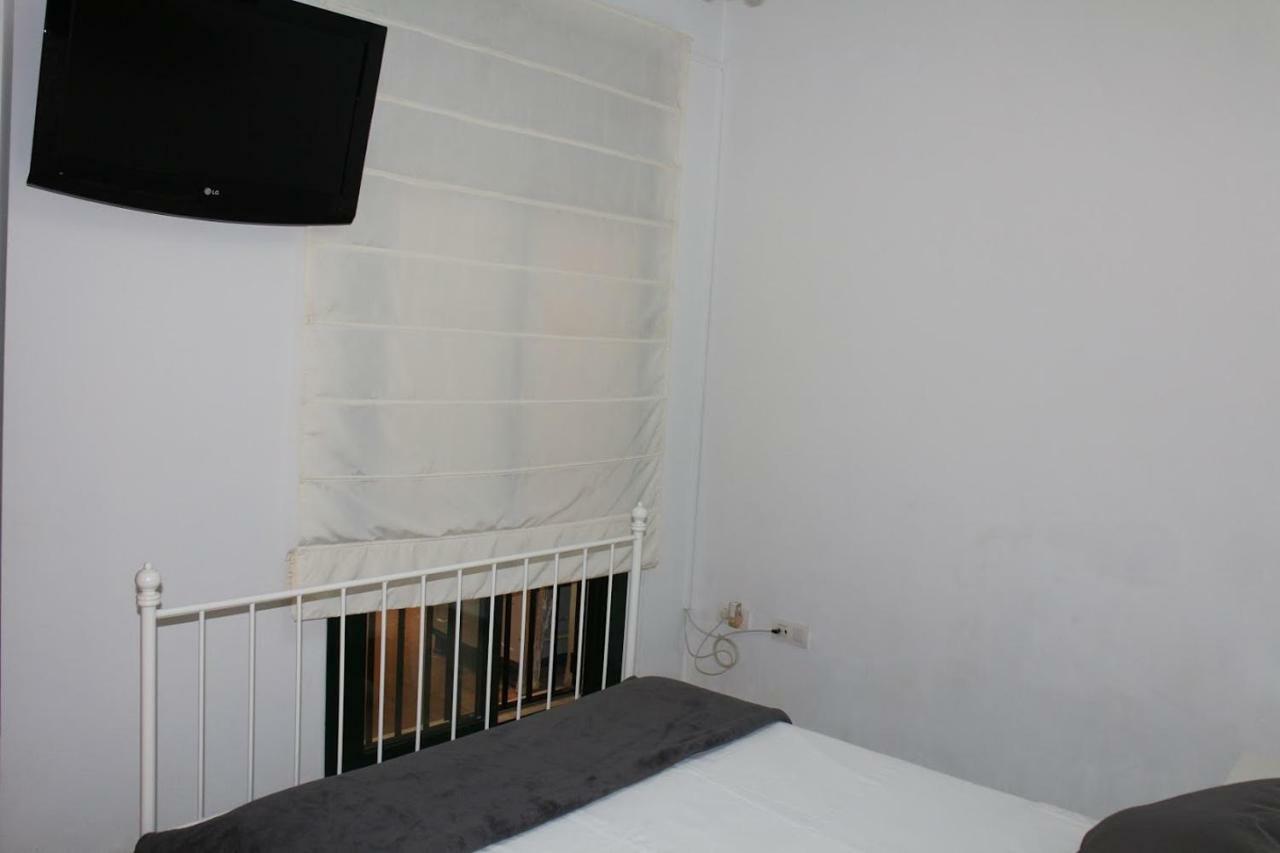 Apartamentos Rg Triana, Calle Castilla Con Patio Севилья Экстерьер фото